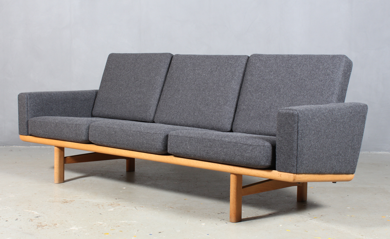 Hans J. Wegner. Tre-pers. sofa af eg, model GE-236/3 - Another Classic