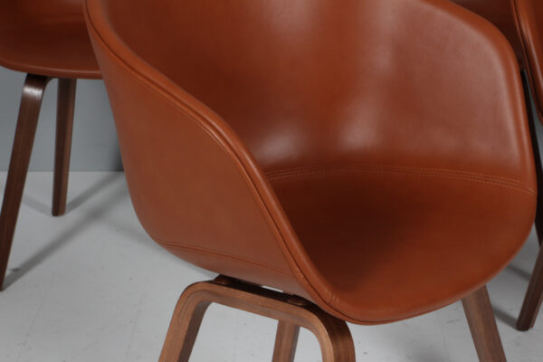 Hay AAC22 About A Chair fem armstole, nybetrukket cognac pure anilin, valnød - Image 5