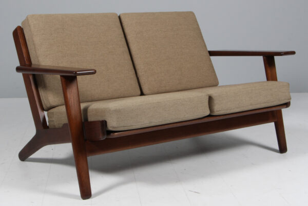 Hans J. Wegner to personers sofa model GE-290/2, røget eg