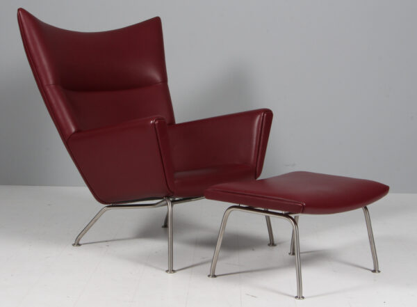 Hans J. Wegner Wing Chair med skammel model CH445, original betrukket