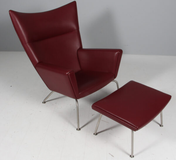 Hans J. Wegner Wing Chair med skammel model CH445, original betrukket - Image 2