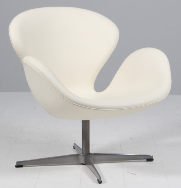 Arne Jacobsen. Svanen. Lænestol, model 3320