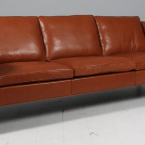 Børge Mogensen. Fritstående trepers. sofa, model 2213. Nybetrukket
