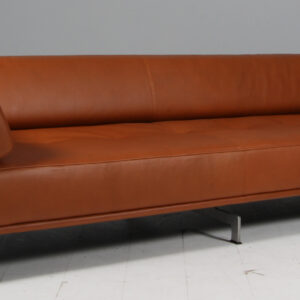 Hannes Wettstein tre personers sofa, model Delphi. Nybetrukket, walnut elegance