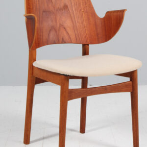 Hans Olsen armstol af teak, eg og stof. Model 107.