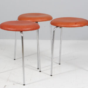 Arne Jacobsen dot skamler af stål og patineret læder