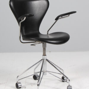 Arne Jacobsen 3217 syver kontorstol med armlæn. Brown label