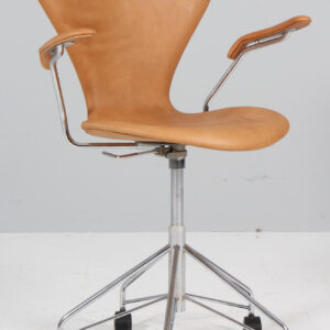 Arne Jacobsen 3217 syver kontorstol med armlæn. Cognac vintage anilin