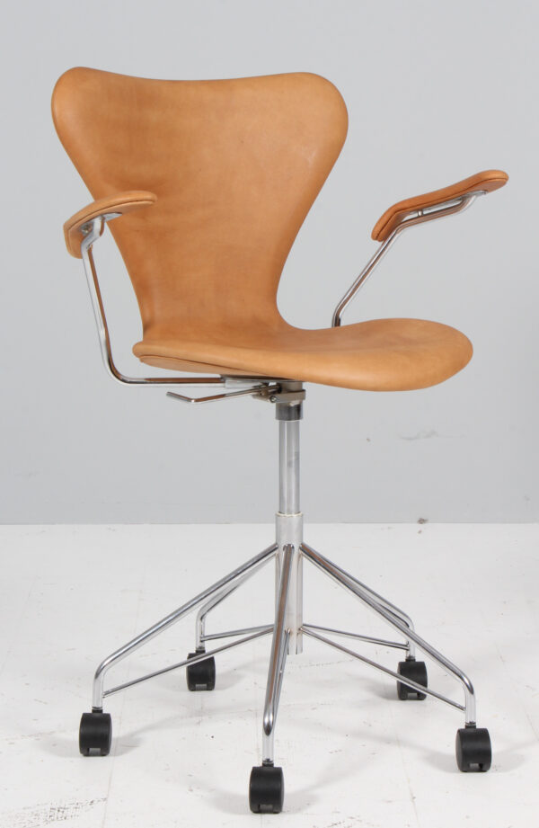 Arne Jacobsen 3217 syver kontorstol med armlæn. Cognac vintage anilin