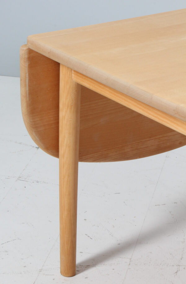 Hans J. Wegner sofabord af sæbebehandlet bøg. Model GE85 - Image 4