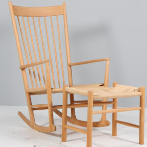 Hans J. Wegner gyngestol med skammel af sæbebehandlet bøg, model J16