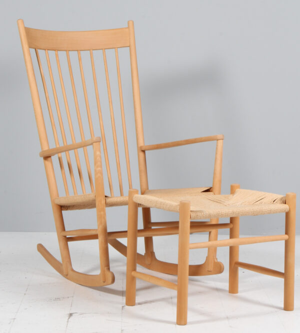 Hans J. Wegner gyngestol med skammel af sæbebehandlet bøg, model J16