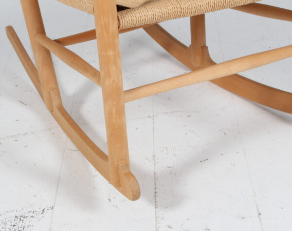 Hans J. Wegner gyngestol med skammel af sæbebehandlet bøg, model J16 - Image 4
