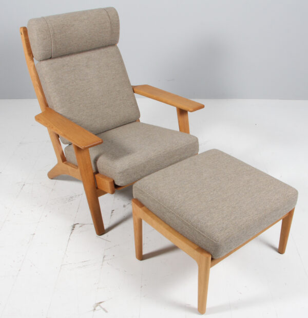 Hans J. Wegner højrygget lænestol samt skammel, eg og Hallingdal. 2023 - Image 2