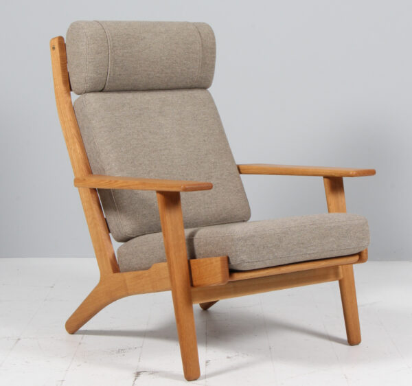 Hans J. Wegner højrygget lænestol samt skammel, eg og Hallingdal. 2023 - Image 12