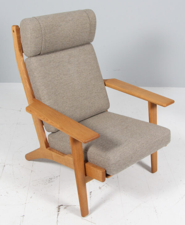 Hans J. Wegner højrygget lænestol samt skammel, eg og Hallingdal. 2023 - Image 11