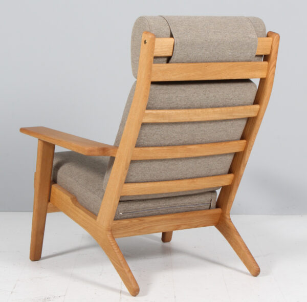 Hans J. Wegner højrygget lænestol samt skammel, eg og Hallingdal. 2023 - Image 4