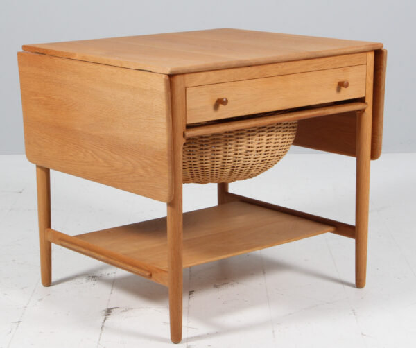 Hans J. Wegner sybord af massiv sæbebehandlet eg. Model AT33.