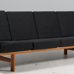 Hans J. Wegner fire pers. sofa model GE236/4