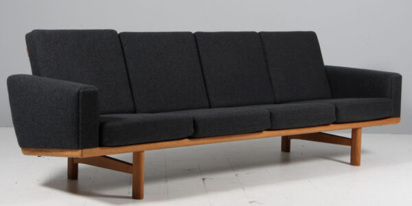 Hans J. Wegner fire pers. sofa model GE236/4