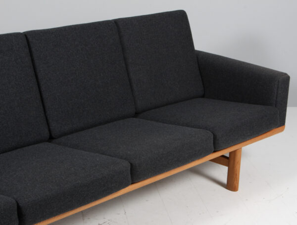 Hans J. Wegner fire pers. sofa model GE236/4 - Image 5