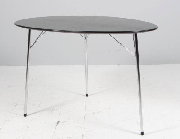 Arne Jacobsen, Jubilæumssæt: Æggebord, tre stole, model 3100 samt Stelling pendel (5+3) - Image 2