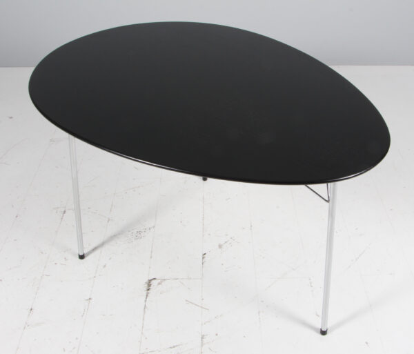 Arne Jacobsen, Jubilæumssæt: Æggebord, tre stole, model 3100 samt Stelling pendel (5+3) - Image 15