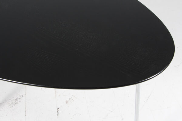 Arne Jacobsen, Jubilæumssæt: Æggebord, tre stole, model 3100 samt Stelling pendel (5+3) - Image 13