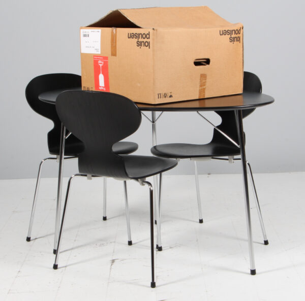 Arne Jacobsen, Jubilæumssæt: Æggebord, tre stole, model 3100 samt Stelling pendel (5+3)