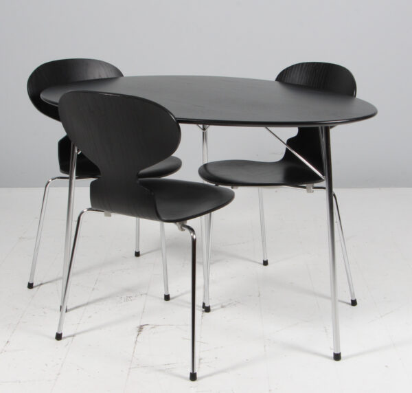 Arne Jacobsen, Jubilæumssæt: Æggebord, tre stole, model 3100 samt Stelling pendel (5+3) - Image 9