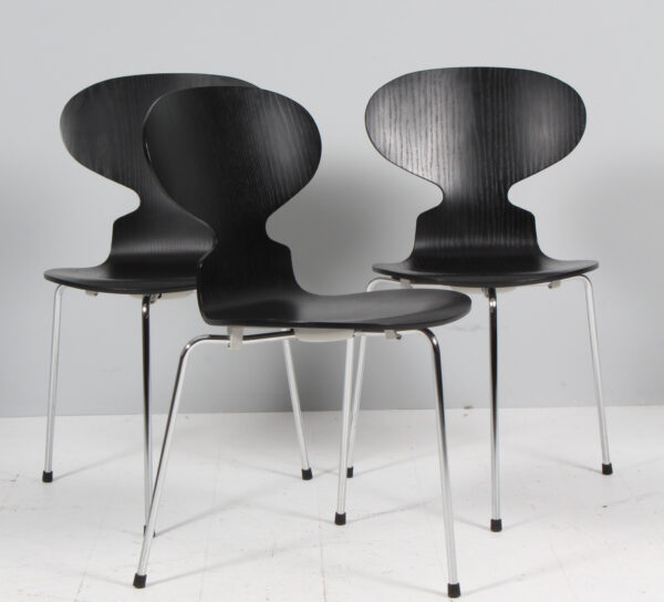 Arne Jacobsen, Jubilæumssæt: Æggebord, tre stole, model 3100 samt Stelling pendel (5+3) - Image 8