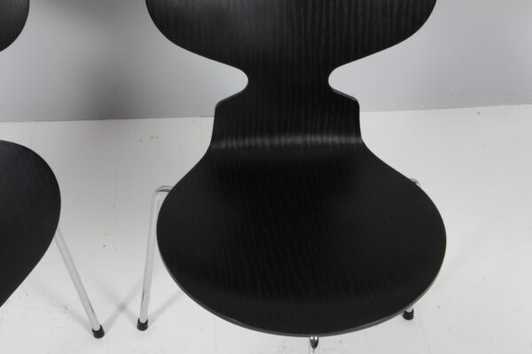Arne Jacobsen, Jubilæumssæt: Æggebord, tre stole, model 3100 samt Stelling pendel (5+3) - Image 6