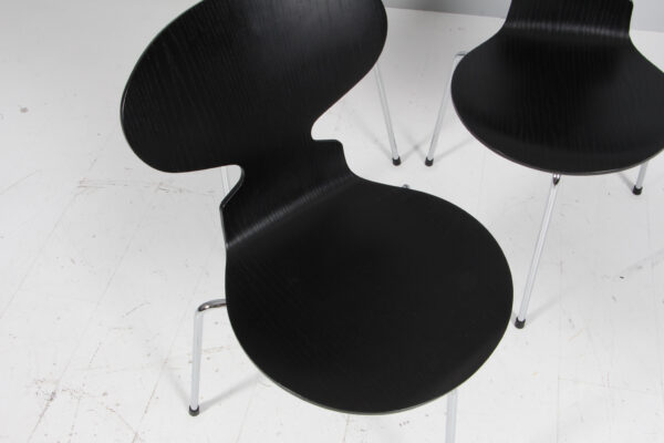 Arne Jacobsen, Jubilæumssæt: Æggebord, tre stole, model 3100 samt Stelling pendel (5+3) - Image 5