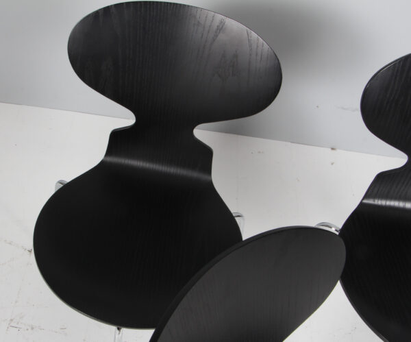 Arne Jacobsen, Jubilæumssæt: Æggebord, tre stole, model 3100 samt Stelling pendel (5+3) - Image 4