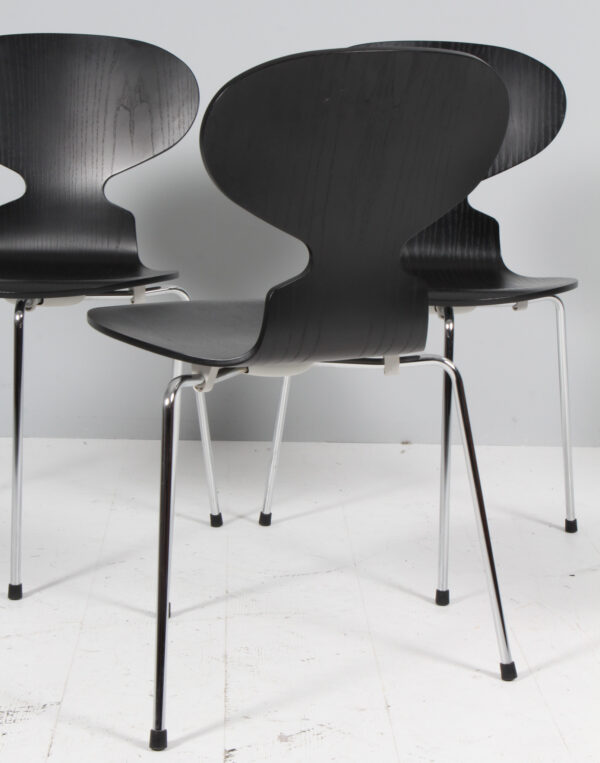Arne Jacobsen, Jubilæumssæt: Æggebord, tre stole, model 3100 samt Stelling pendel (5+3) - Image 3