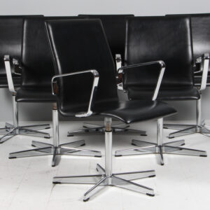 Arne Jacobsen Oxford armstole af original sort læder samt krom.