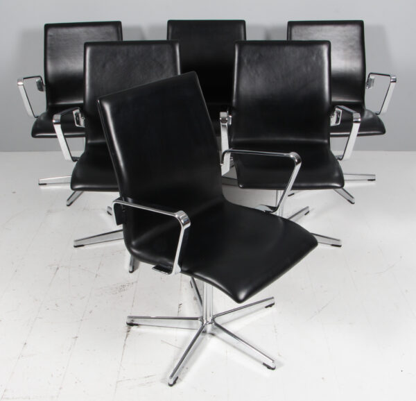 Arne Jacobsen Oxford armstole af original sort læder samt krom. - Image 2