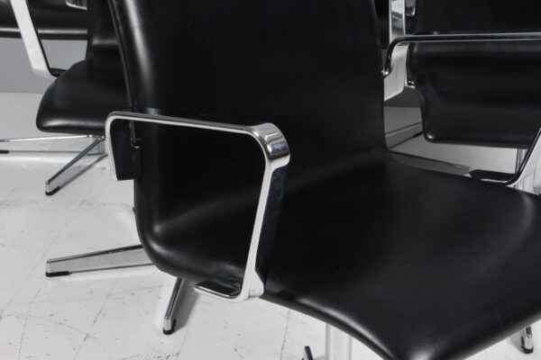 Arne Jacobsen Oxford armstole af original sort læder samt krom. - Image 8