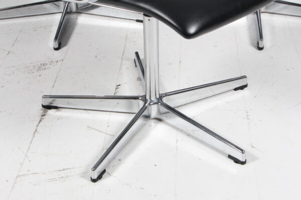 Arne Jacobsen Oxford armstole af original sort læder samt krom. - Image 7