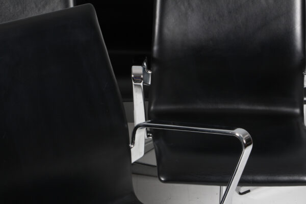 Arne Jacobsen Oxford armstole af original sort læder samt krom. - Image 6