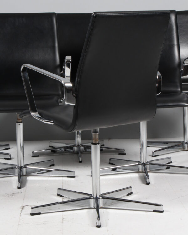 Arne Jacobsen Oxford armstole af original sort læder samt krom. - Image 5