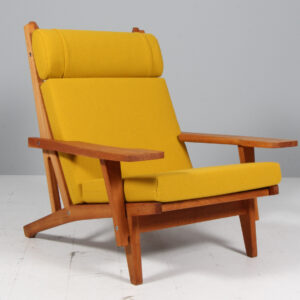 Hans J. Wegner højrygget lænestol model GE375, eg og Hallingdal