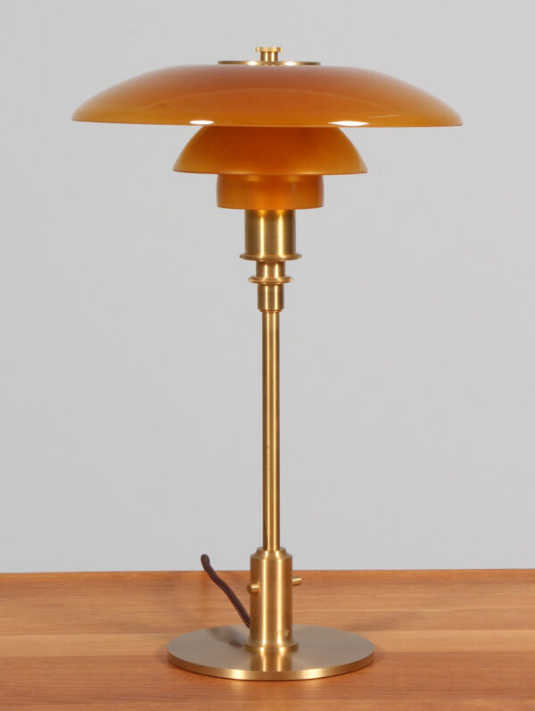 Poul Henningsen bordlampe af messing m/ ravskærme. Model 3/2. Limited edition