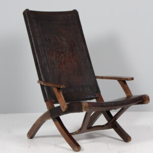 Angel Pazmino højrygget lænestol af udskåret kernelæder og eksotisk træ.