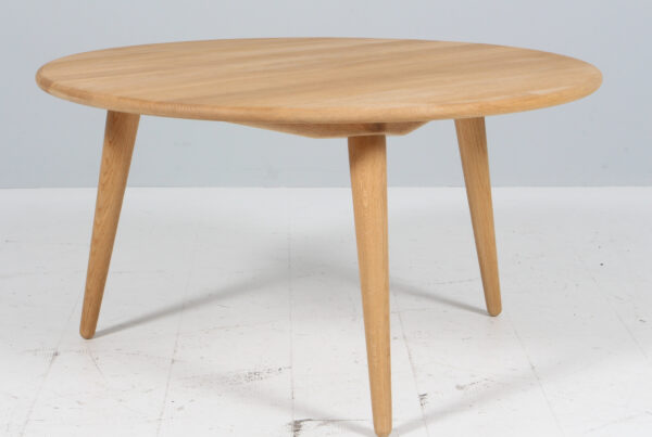 Hans J. Wegner rundt sofabord af massiv sæbebehandlet eg