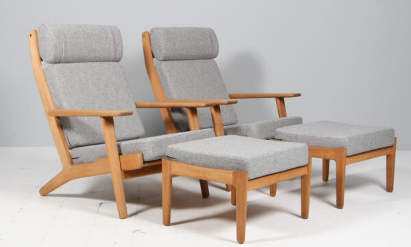 Hans J. Wegner højrygget lænestol samt skammel, model GE290A