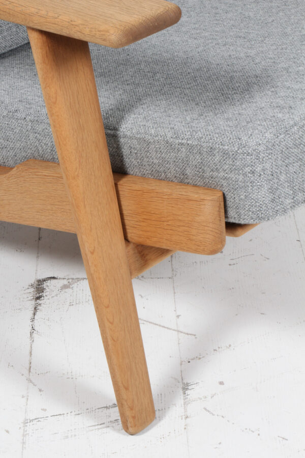 Hans J. Wegner højrygget lænestol samt skammel, model GE290A - Billede 5
