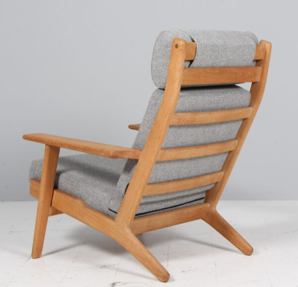 Hans J. Wegner højrygget lænestol samt skammel, model GE290A - Billede 3