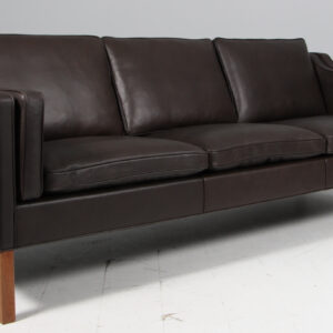 Børge Mogensen. Fritstående trepers. sofa, model 2213. Nybetrukket