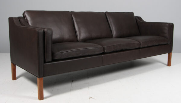 Børge Mogensen. Fritstående trepers. sofa, model 2213. Nybetrukket